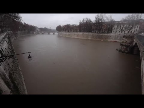 Pioggia record a Roma, il Tevere supera i 7 metri e copre le banchine