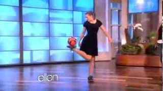 Девушка показывает трюки с мячом - Видео онлайн