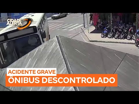 Motorista perde o controle e ônibus escolar colide com trailer de lanches no interior da Bahia