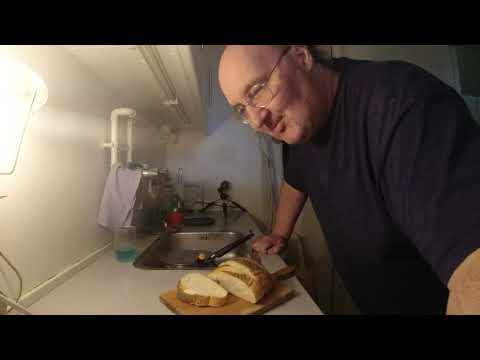 MongoTV_5600 - Min Frokost - DANISH MUKBANG - FRANSKBRØD Med BACONSALAT