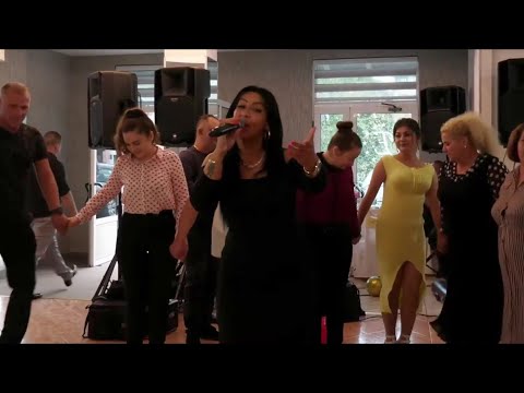 Lejla Leky - Misli mala da je centar svijeta (Uzivo)