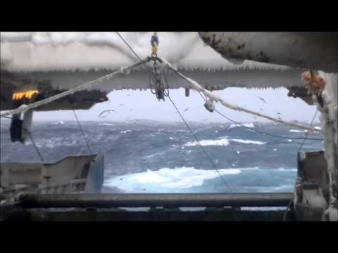 Охотское море, зима 2013 г. Средний рыболовецкий траулер-морозильщик (СРТМ) 'Герои Даманского'