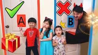 Download lagu 別選錯門挑戰！見到爸爸？還是禮物呢？親子互動~ Don't Choose the Wrong Door！Fun for Kids. mp3