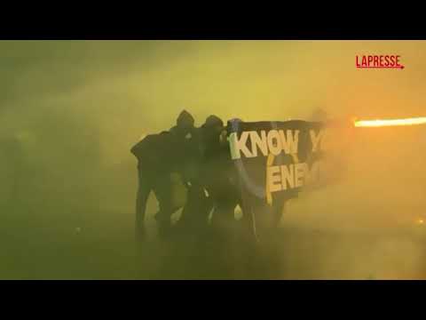 Milano, scontri al corteo anti-Olimpiadi: bombe carta e idranti al Corvetto, 4 fermati