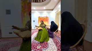 Download lagu Cool kashmiri bride singing song on her mehndi ||Kashmiri wedding vibes #viralvideo#kashmiriwedding mp3
