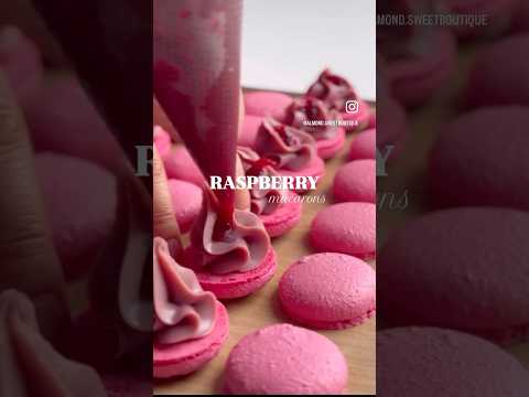 Raspberry macaron = summer in a bite! Not too sweet, just pure berry joy #macaron #macaronsrecipe