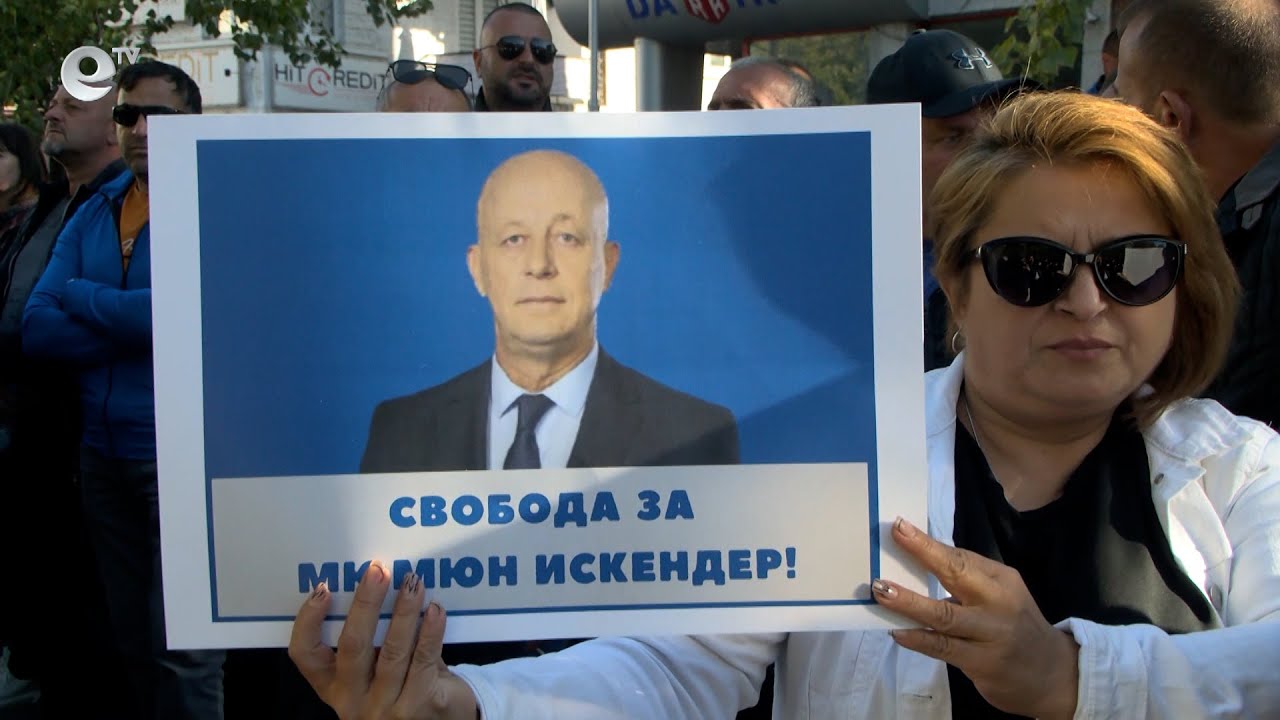 Окръжен съд - Хасково пусна Мюмюн Искендер под "домашен арест", стотици излязоха на протест