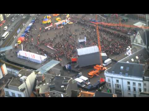 ballonvaart met zwarte pieten over de markt van st niklaas