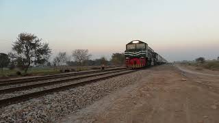 preview picture of video 'Pakistan Railway 2DN KhyberMail Arrival in LiaquatPur'