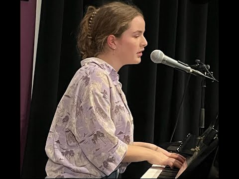 'Kill me twice'. Tekst, muziek & uitvoering: Chiara Bon.