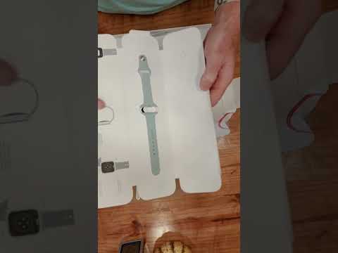 Apple Watch Series 8 Unboxing