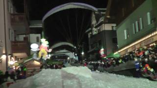 preview picture of video 'Paragliders landing in the village center of Santa Cristina Val Gardena'