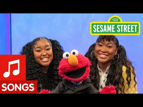 ハローサンデーがベビーシッターを歌います!| エルモのノットゥー・レイト・ショー (Hello Sunday Sings About Babysitting! | The Not-Too-Late Show with Elmo)