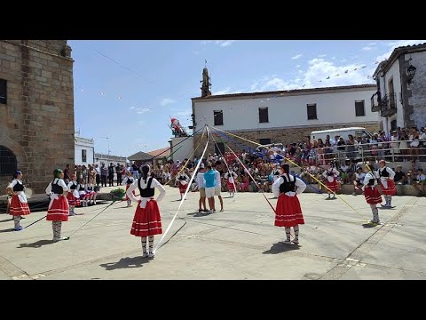 Las chicas del cordón ponen la nota tradicional al día de San Lorenzo en Saucelle