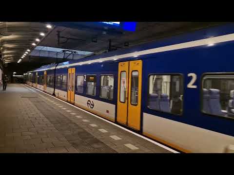 NS Sprinter van Weert naar Tilburg (Universiteit) bij aankomst in Best.