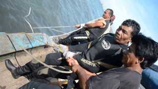 preview picture of video 'Jasa Pekerjaan Bawah Air :  Pengapungan kapal di Tg.Priok'