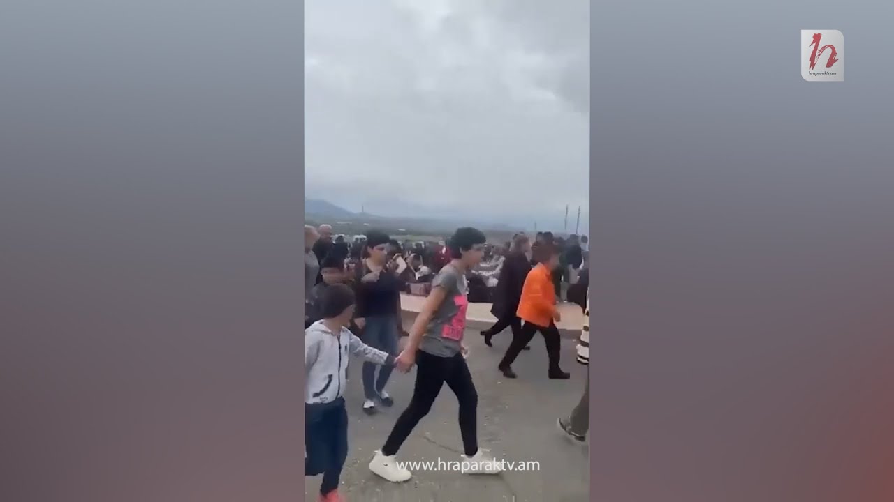 Ստեփանակերտի օդանավակայանում հավաքված քաղաքացիները պահանջում են ուղղաթիռներով տարհանում