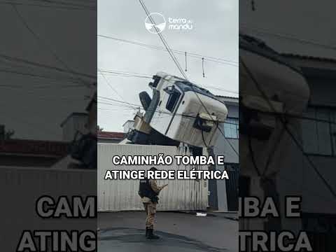 Flagrante: caminhão tomba e derruba poste em Cambuí (MG)