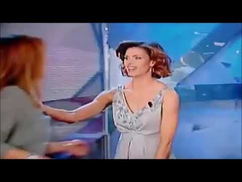 Hand kiss -Martina Colombari