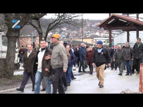 Protest radnika preduzeća "Krivaja Mobel" ispred preduzeća 11.01.2016.