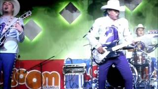 GRUPO BRONCO canta a choche