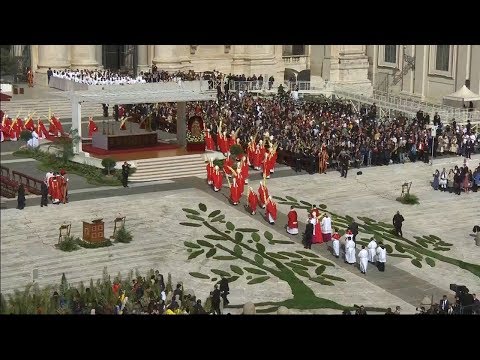Processional hymn 'Gloria, laus et honor' on Palm Sunday from St. Peter's Square 2019 HD