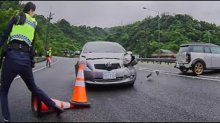 【車禍影片】女警好身法，處理車禍又遇到不長眼三寶