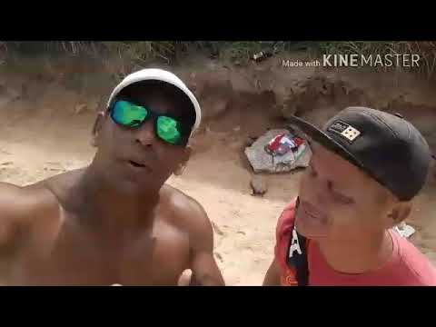 Quando o amigo que vende doce chega vendendo alho ainda por cima na praia.