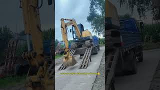 Download lagu Excavator stepping down from the truck via this simple well-designed ramp supporter is much safer ! mp3 Download lagu Excavator stepping down from the truck via this simple well-designed ramp supporter is much safer ! mp3