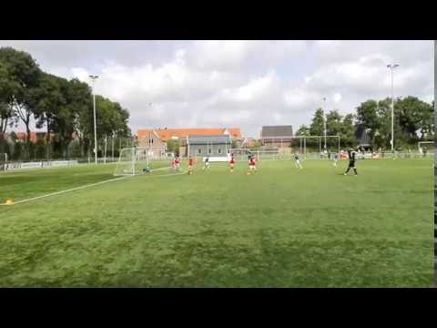Nico scoort voor Spijkenisse JO11-1 tegen Rhoon JO11-1