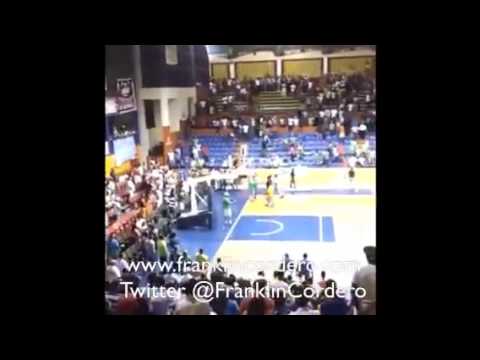 Pleito entre jugadores del "Chola" y Quisqueya en polideportivo La Romana