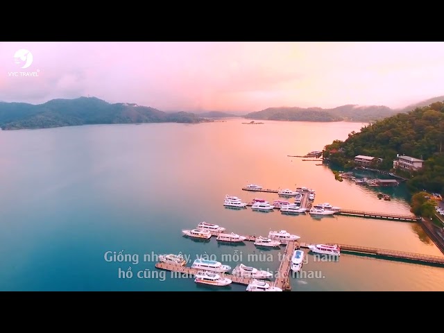 Học sinh ngắm hoa anh đào tại Đài Loan