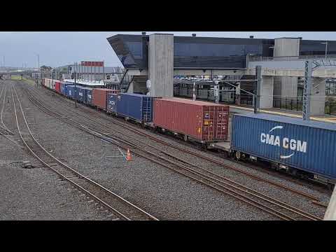 Dc4467 from Wiri through the rain to Auckland ports