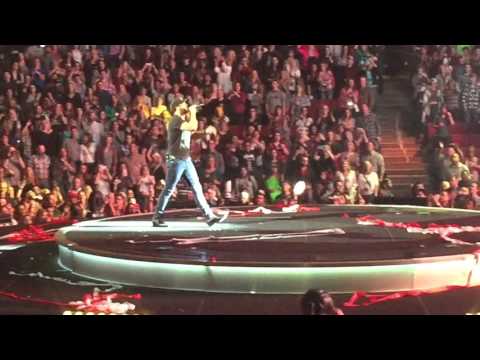 Luke Bryan - Country Girl (Shake it for Me) Chicago
