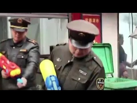 Polizisten bekämpfen Verbrechen mit Wasserpistolen