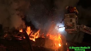 preview picture of video '[E] - DACHSTUHL IN FLAMMEN [Dachstuhlbrand] / Brandbekämpfung mit einer Drehleiter / BACKNANG'