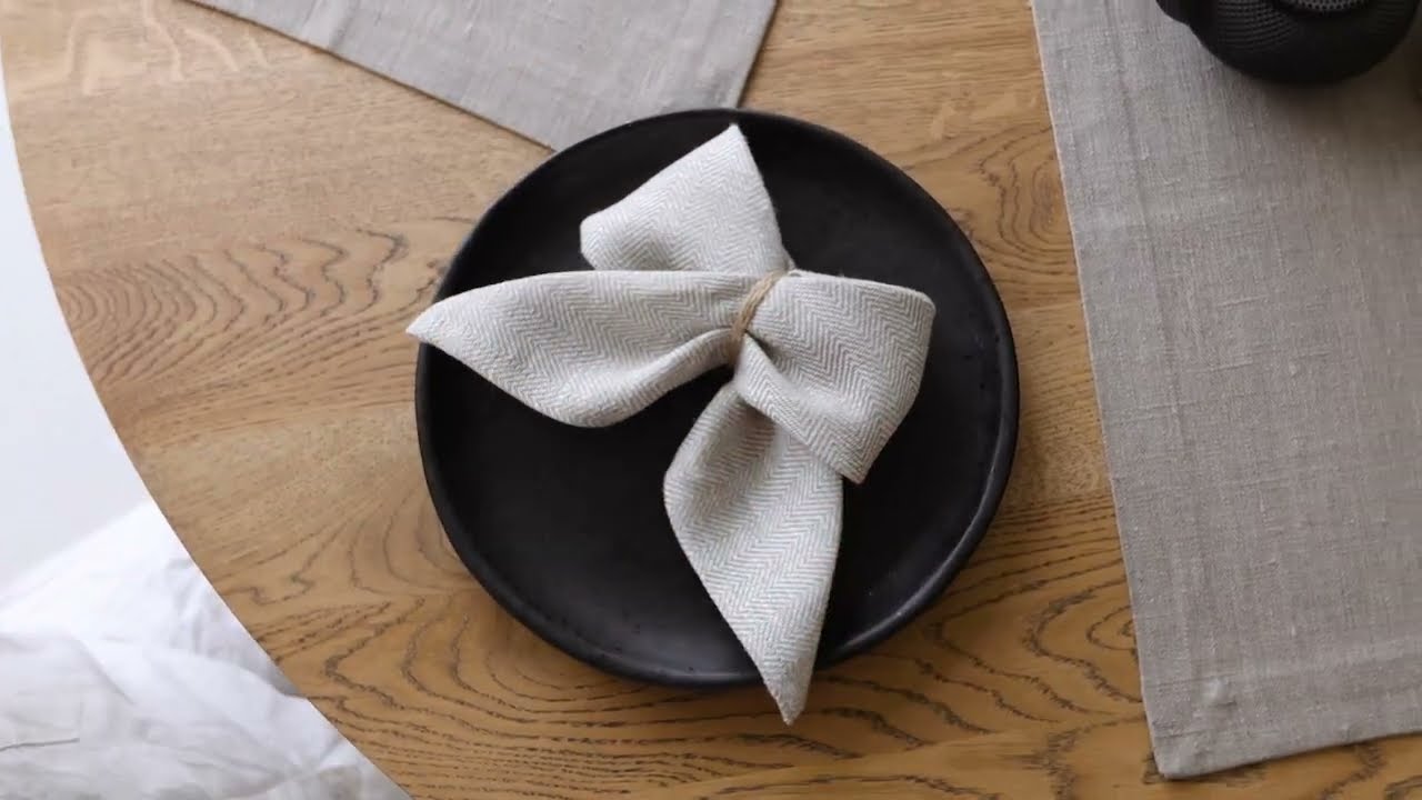 Thing Stories. Easy bow napkin folding technique & modern white linen napkins to elevate your table.