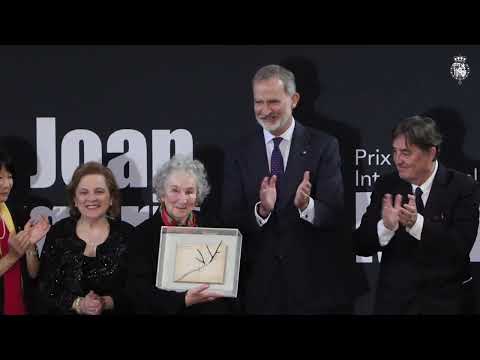 S.M. el Rey entrega el Premio Internacional de Poesía Joan Margarit a la escritora Margaret Atwood
