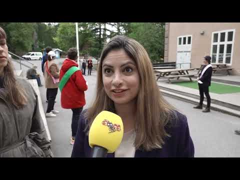 Här röstar Nooshi Dadgostar - hoppas på att gå om Moderaterna