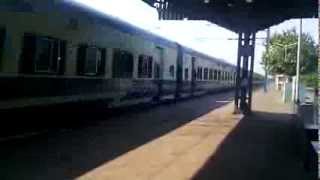 preview picture of video 'MEGA OFFLINK ROYAPURAM WAP1 SPEED PAST MADHUSUDANPUR WITH PATNA HOWRAH JANSHATABDI EXPRESS'