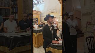 סליחות בקבר דוד המלך #הרב_שמואל_זר (הרב רפאל זר) - התמונה מוצגת ישירות מתוך אתר האינטרנט יוטיוב. זכויות היוצרים בתמונה שייכות ליוצרה. קישור קרדיט למקור התוכן נמצא בתוך דף הסרטון