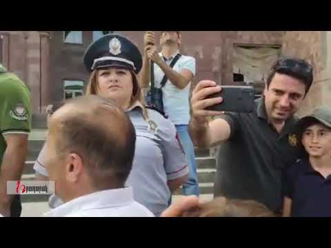 Արի Ալենի հետ նկարվի. Չարենցավանում հրահանգում էին երեխաներին նկարվել