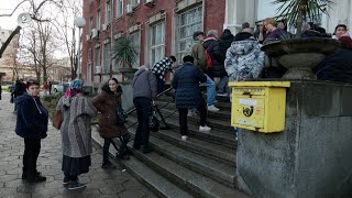 Опашка за първите пенсии в евро се изви пред пощата в Хасково