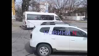 В центре Николаева броневик снес светофор, фонарный столб и протаранил два автомобиля (видео)
