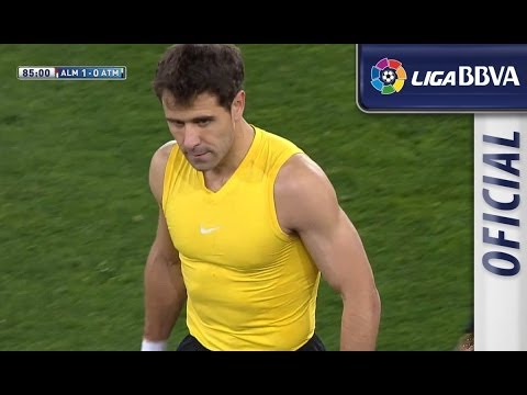 Expulsión de Aranzubía y gol de penalti de Verza (2-0)
