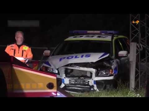 Rammade polisbil efter vild biljakt