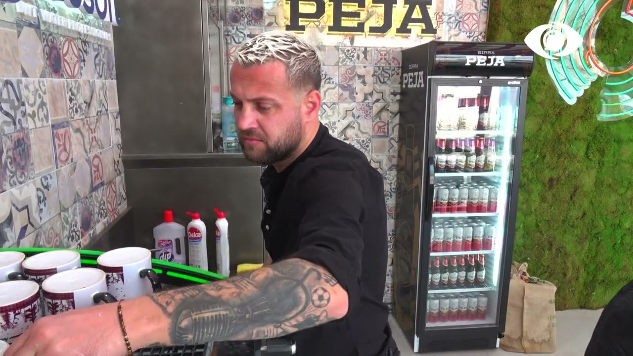 Luizi nis me punët e shtëpisë, pastron banakun