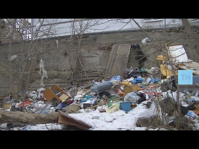В Приволжском районе Казани жильцы общежития выкидывают мусор из окон в овраг