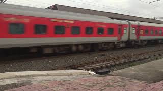 preview picture of video 'Bandra Terminus - Hazrat Nizamuddin Special Rajdhani Express. - Indian Railways.'