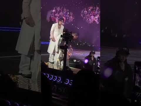 阿信不慎摔下舞台。12月22日消息，&ldquo;F✦FOREVER 恒星之城巡回演唱会-上海站&rdquo;举行，F4成员言承旭、周渝民、吴建豪和五月天阿信再次开唱，演唱会中阿信不慎摔下舞台。